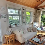 民宿 124 ,castlelawn Heights, Headford Road Homestay *