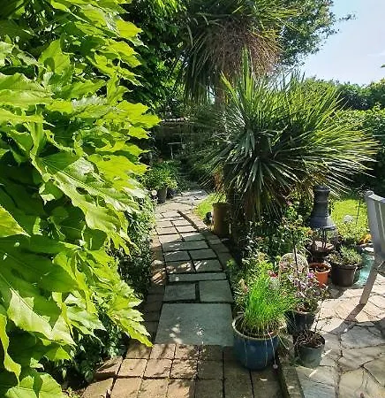 124 ,castlelawn Heights, Headford Road Homestay *