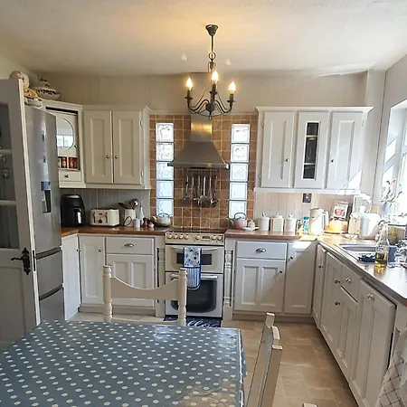 124 ,castlelawn Heights, Headford Road Homestay